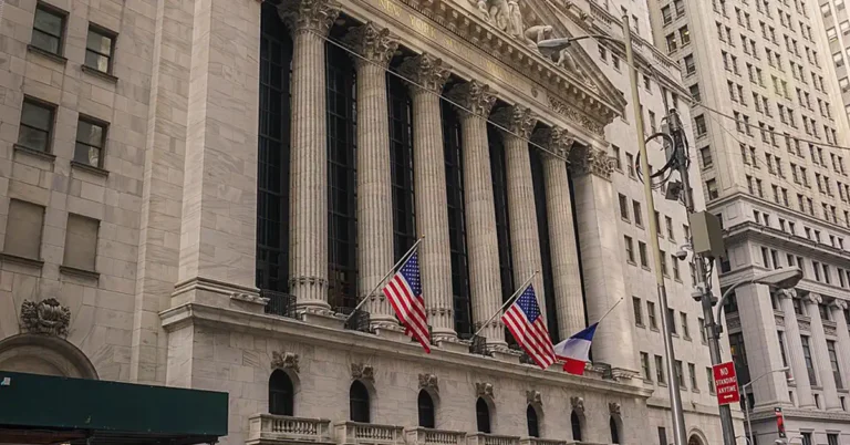 Dow Tops 52,000 to Hit Fresh Record Ahead of Fed Decision
